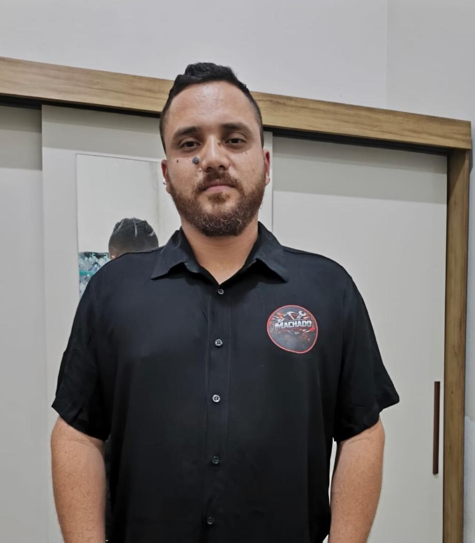 Retrato de Machado, profissional de montagem de móveis, de camisa social preta